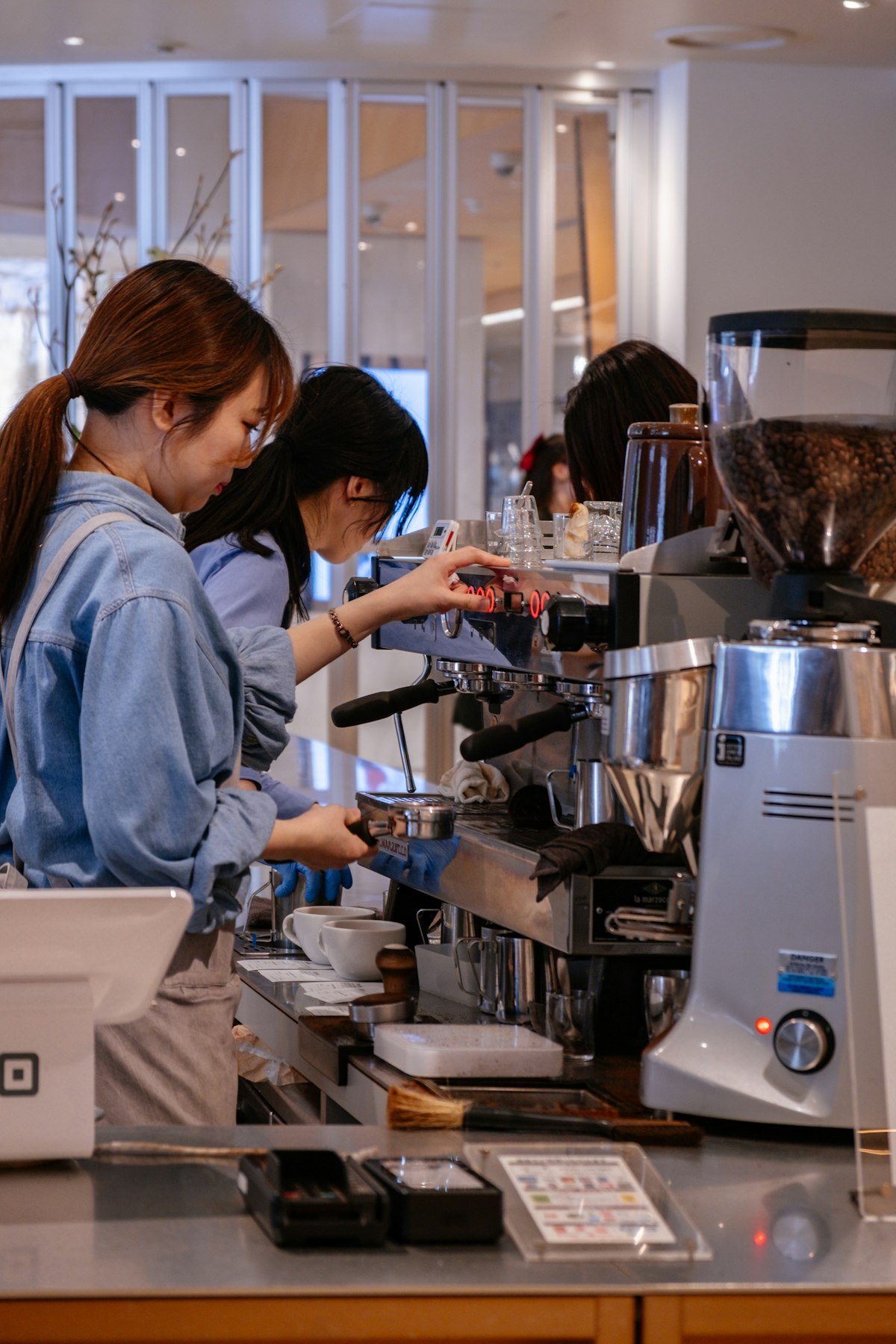接客をするお店の店主